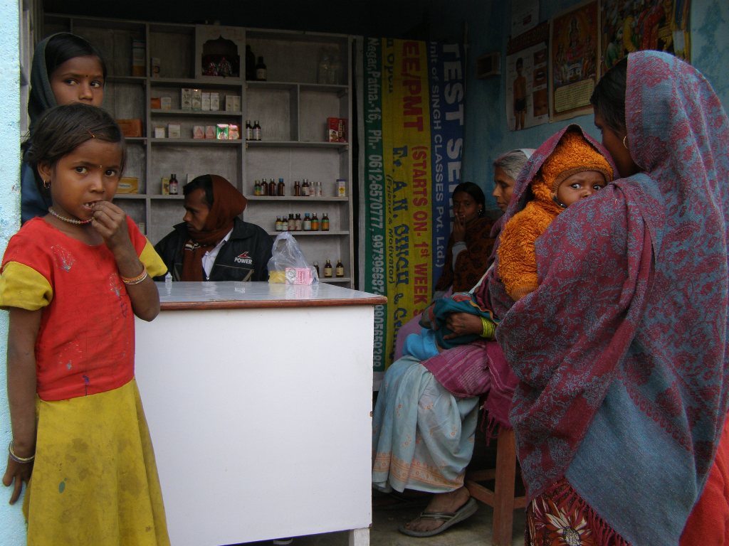 Women and children at an informal provider clinic in Bihar 